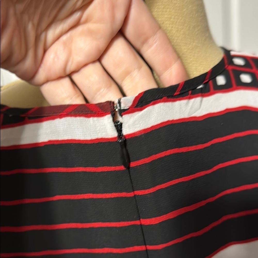 Chic Red and Black Geometric Dress - Picture 7 of 9